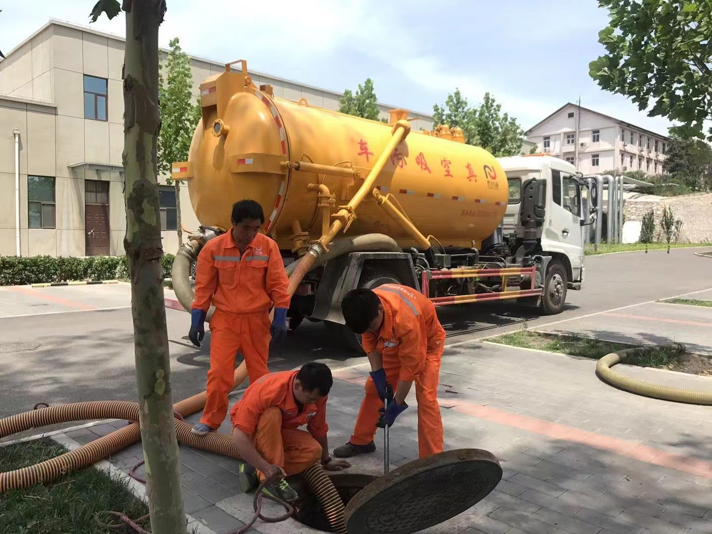 徐州管道疏通车停在窨井附近