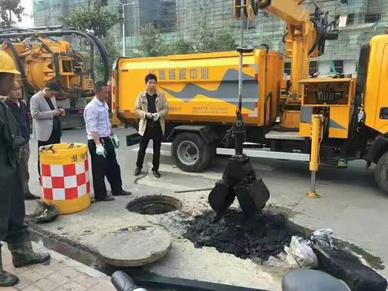 徐州街道：网格员化身“清道夫”，为民解忧疏通“堵心”化粪池