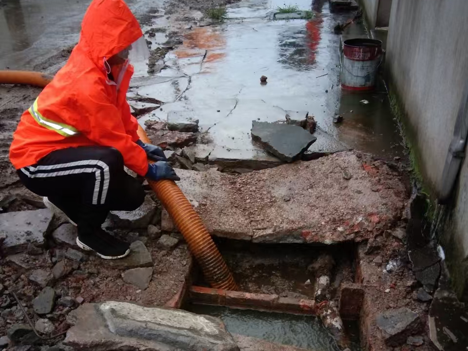 徐州专业清理污水池 炜誉市政以规范流程守护城市 “肠道”