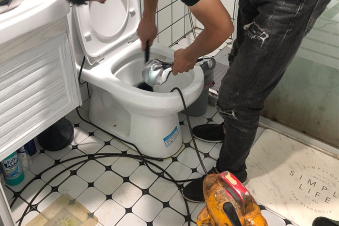 徐州马桶堵塞自己疏通还是找师傅?专业上门服务让你省时更省心
